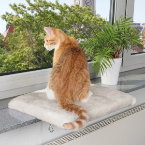 Gatto seduto su cuccia da finestra Trixie grigio chiaro, 51x36 cm.