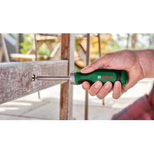Tournevis à cliquet Bosch en utilisation : vis vissée dans le bois.