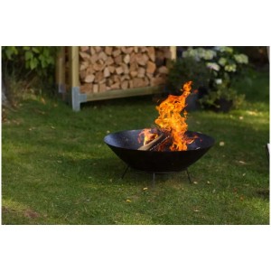 Brasero Nouvel Blacky Ø 70 cm avec feu dans le jardin.