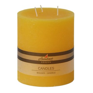 Bougie pilier rustique jaune à 3 mèches, idéale pour une ambiance chaleureuse.