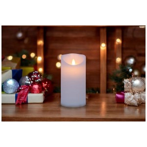 Weiße LED-Wachskerze (Ø 7,5 cm, 15 cm hoch) mit beweglicher Flamme für gemütliches Licht.