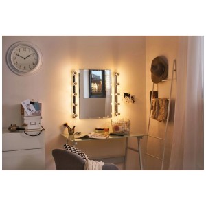 Paulmann LED-Leuchtmittel E14 Silber im beleuchteten Spiegel, Teil eines Schminktisch-Arrangements.