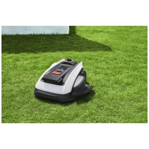 Robot rasaerba Ecovacs GOAT O1200 bianco su prato, ideale per superfici fino a 1200 m².