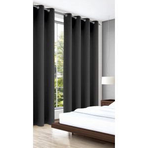 Tenda a occhielli decorativa oscurante nera, 245x140 cm, davanti alla finestra in camera da letto.