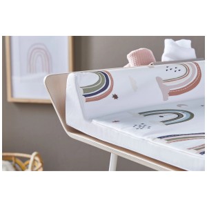 Matelas à langer cunéiforme Rotho Boho Rainbow sur table à langer avec motif arc-en-ciel.