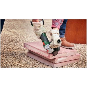 Bosch Akku-Winkelschleifer UniversalGrind 18V-75 beim Trennen eines Steins.