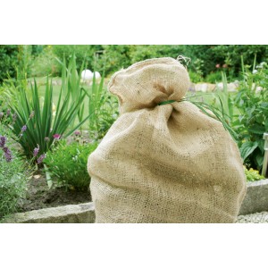 Sac de jute (50 kg) dans le jardin, lot de 2. Protection hivernale naturelle et décoration.