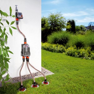 Gardena Wasserverteiler automatic mit 6 Ausgängen und Bewässerungscomputer an einer weißen Wand.