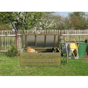 Coffre de jardin ouvert (180x70x70cm) traité autoclave dans un jardin avec outils.