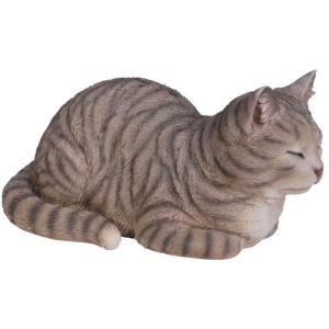 Grau getigerte Deko-Katze von Vivid Arts, liegend mit geschlossenen Augen. Gartendekoration.