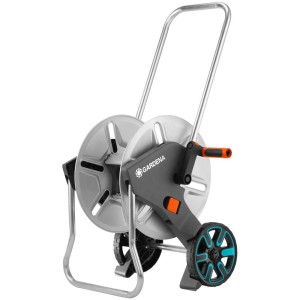 Avvolgitubo Gardena CleverRoll M con bobina in metallo e cavalletto pieghevole.