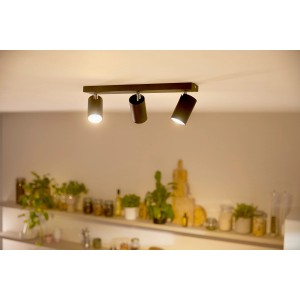 Lampadina LED Philips GU10 a riflettore, 2.1W, bianco caldo, montata a soffitto.