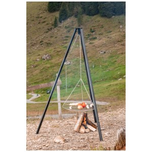 Grille Nouvel pour barbecue trépied Adventure, métal chromé, Ø 60 cm avec aliments sur feu ouvert.
