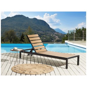 Lettino prendisole Beliani Nardo in legno sintetico marrone chiaro/nero a bordo piscina.