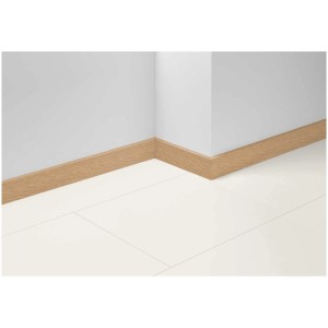 Plinthe Parador SL 18 Chêne D030 sur mur et sol.