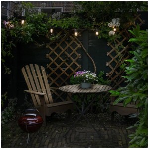 Catena luminosa Hombli con LED bianco caldo in giardino, illuminazione esterna suggestiva.