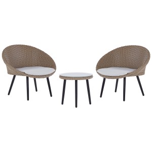 Set bistro Ortigia beige chiaro: 2 sedie in rattan con cuscini e 1 tavolo con piano in vetro per balcone o giardino.