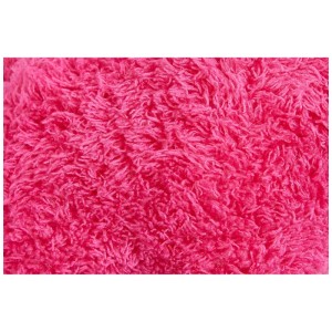 Detailaufnahme: Pinkes, flauschiges Kunstfell des Andiamo Alpaka Plüschtiers Heli.