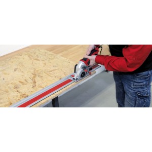 Mini sega circolare Einhell in uso con guida su pannello di legno.