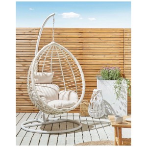 Sedia sospesa bianca Beliani Fano con struttura in polyrattan e cuscini beige.