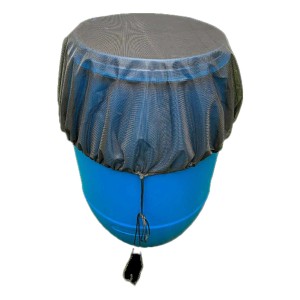 Rete per serbatoio di raccolta dell'acqua piovana antracite (Ø 95 cm) su un serbatoio blu.