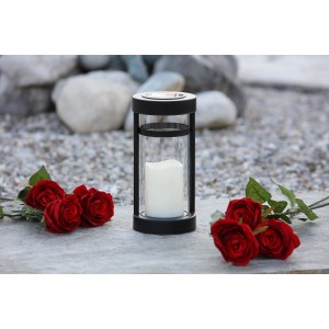 Lanterne funéraire solaire LED blanche Flower Power Arimo pour extérieur, avec des roses sur une pierre tombale.