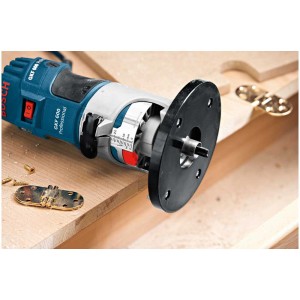Fresatrice per bordi Bosch Professional GKF 600 su legno, dettaglio della fresatrice.