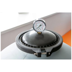 Gros plan : Système de filtration Steinbach SM 14 avec manomètre pour piscines jusqu’à 70 000 l.