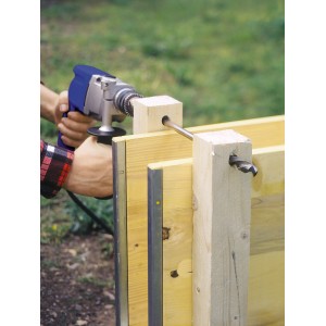 Punta per casseforme LUX Comfort 12 mm che fora una cassaforma in legno con un trapano blu.
