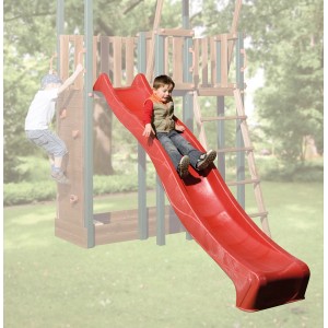 Scivolo a onde rosso Weka Tabaluga (lunghezza 2,9 m) con bambino che scivola. Ideale per torri gioco.