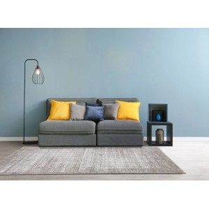 Tappeto a pelo alto Andiamo Campos beige con design melange moderno in soggiorno sotto divano.