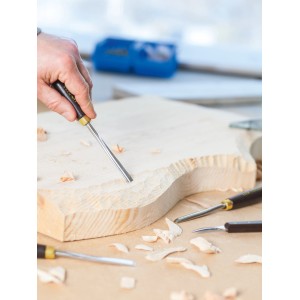 Set de sculpture LUX Comfort 11 pièces en action : Sculpture avec ciseau à bois. Set d'outils pour le travail du bois.