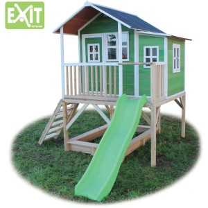 Casetta da gioco in legno EXIT Loft 550 verde con scivolo, sabbiera e scala in giardino.