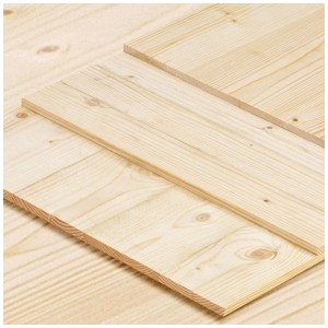Helle 19mm Fichtenholz 3-Schichtplatte mit Holzmaserung und glatter Oberfläche für den Innenausbau.