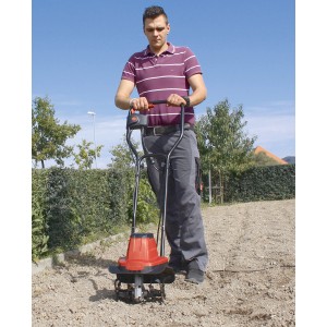 Motobineuse électrique Einhell GC-RT 7530 en utilisation pour ameublir le sol.