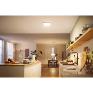Plafonnier LED Philips Touch SceneSwitch carré blanc, 12 W, 2700 K dans une cuisine moderne.