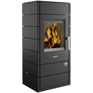 Poêle à bois noir Justus Tova 6 kW avec porte bûches et grande vitre d'angle.