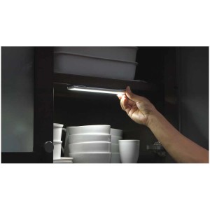 Barra LED Handy Lux Slim Bright in un mobile da cucina, attivata da una mano. Luce con sensore di movimento.