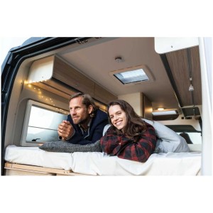 Couple se détendant dans un camping-car, équipé d'un détecteur de fumée pour la sécurité incendie.