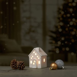 Figurine OBI LED en céramique blanche en forme de maison, illuminée, décoration de Noël avec pommes de pin et boules.