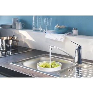 Miscelatore monocomando per lavello Grohe Eurosmart cromato sopra il lavello con uva.