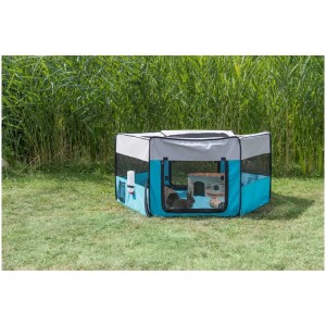 Parc turquoise Trixie pour petits animaux avec accessoires et sac de transport dans le jardin.