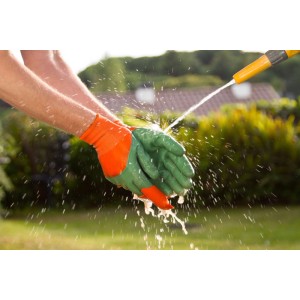 Guanti da giardino verdi Yard Hands con artigli risciacquati con acqua.