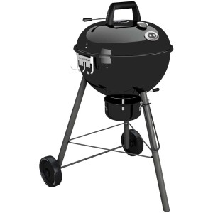 Outdoorchef Chelsea 480 C barbecue a carbone, nero, con termometro sul coperchio e ruote.
