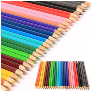 Set de 24 crayons de couleur en différentes couleurs.