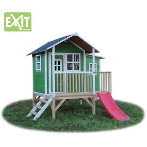 Maisonnette en bois verte EXIT Loft 350 avec toboggan et escalier pour que les enfants jouent dans le jardin.