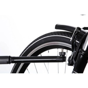 Mini pompa Fischer, commutabile, nera, fissata al pneumatico della bicicletta.