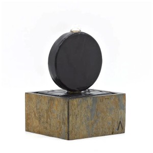 Fontaine de table Climaqua Yuu : Fontaine d'intérieur en ardoise avec sphère noire et eau.