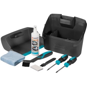 Set manutenzione e pulizia Gardena per robot rasaerba con spazzole, cacciaviti, panno, spray e scatola.