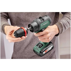 Trapano avvitatore a percussione a batteria Bosch AdvancedImpact con accessori in uso.